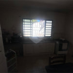 Casa espaçosa e confortável em um bairro tranquilo a venda.
