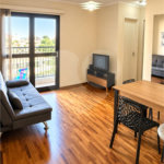 Apartamento á venda no centro com dois dormitórios e sacada.