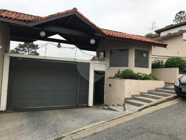 Casa à venda com 3 quartos, sendo 1 suíte,  no condomínio Morada dos Pássaros, São Paulo - SP