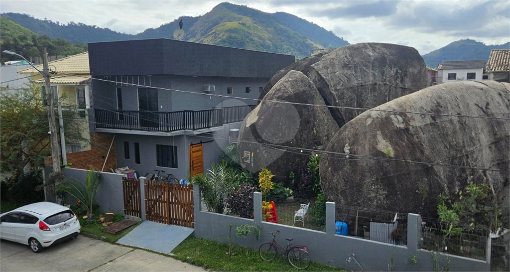 Casa à venda com 3 quartos, sendo 2 suítes, no condomínio Vale Encantado, Rio de Janeiro - RJ