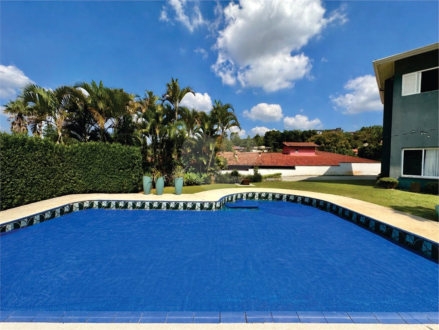 Casa à venda com 4 quartos, sendo 2 suítes,  no condomínio Granja Vianna II, Cotia - SP