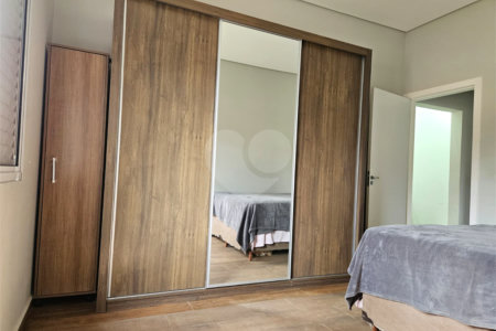 Casa à venda com 4 quartos, sendo 1 suíte,  no condomínio Jardim Shangri-lá, Atibaia - SP