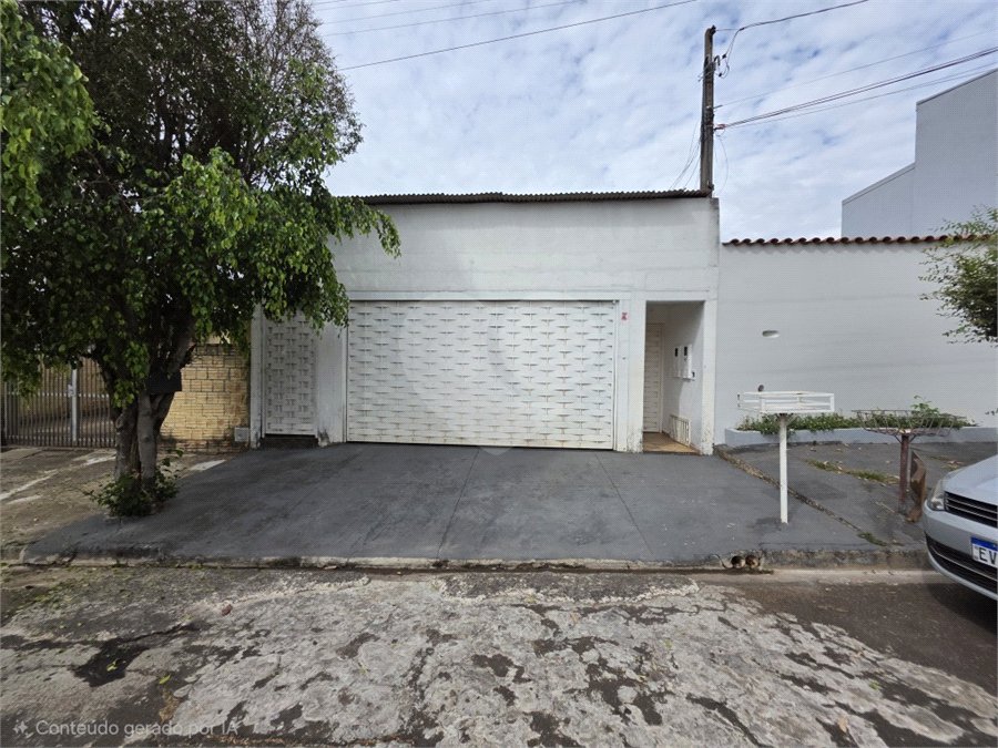 Casa térrea à venda no Douradinho com 2 quartos e edícula com mais dois quartos e 2 banheiros.