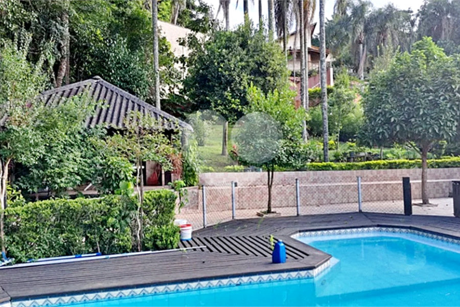 Casa à venda com 6 quartos, sendo 2 suítes, no condomínio Associação Reserva das Hortênsias, Mairiporã - SP