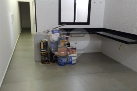Casa térrea a venda no Jd Sabias! 2 dormitórios sendo 1 suíte com 1 vaga de garagem - Forro de drywall - Água fria e quente - Porcelanato 80x80 na casa toda - Esquadrias pretas - Marmoraria toda em pedra preto negresco - Portão automático -Jardim dos Sabiás tem rápido acesso para rodovia