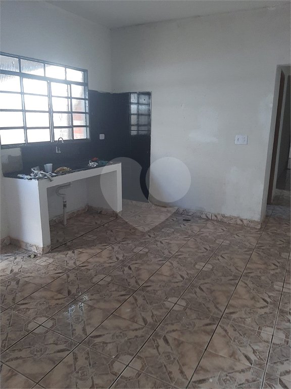 Casa térrea com 2 dormitórios.
