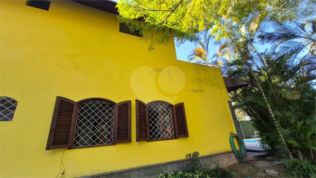 Casa com Piscina, Sauna e Edícula em Rua Arborizada no Tremembé