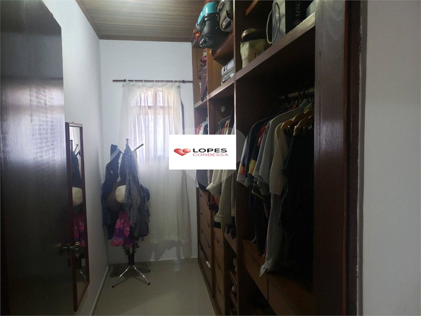 Casa à venda com 4 quartos, sendo 2 suítes, no condomínio Alpes da Cantareira, Mairiporã - SP