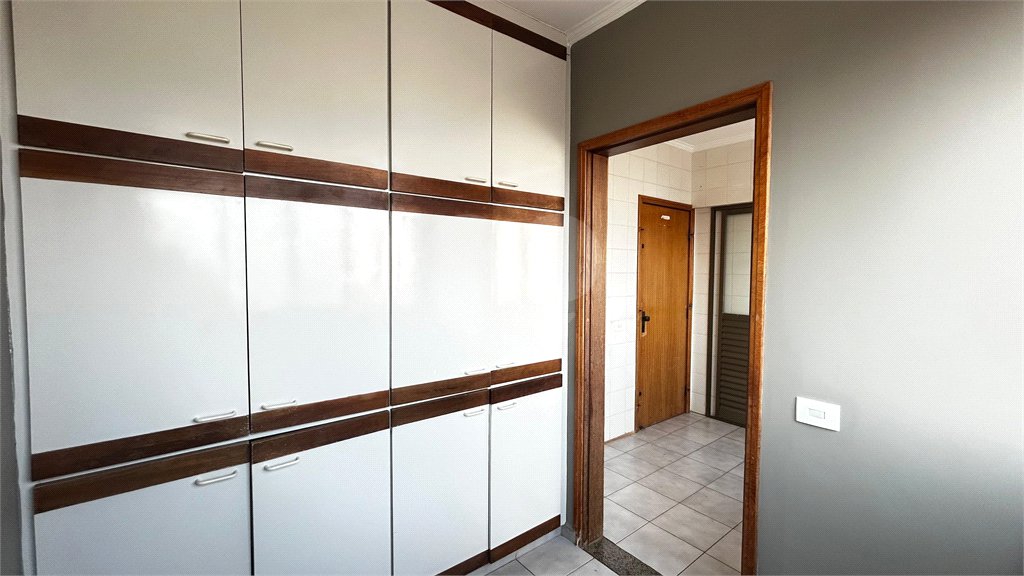 Apartamento à venda com 3 quartos, sendo 1 suíte, no Centro, Três Lagoas, MS
