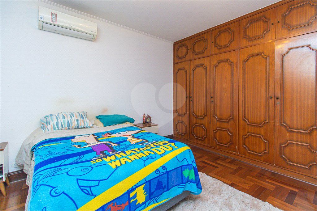 Sobrado à venda com 5 quartos, sendo 2 suítes,  em Granja Julieta, São Paulo, SP