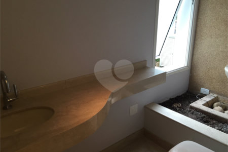 Casa à venda com 4 quartos, sendo 2 suítes, no condomínio Residencial Morumbi, São Paulo - SP