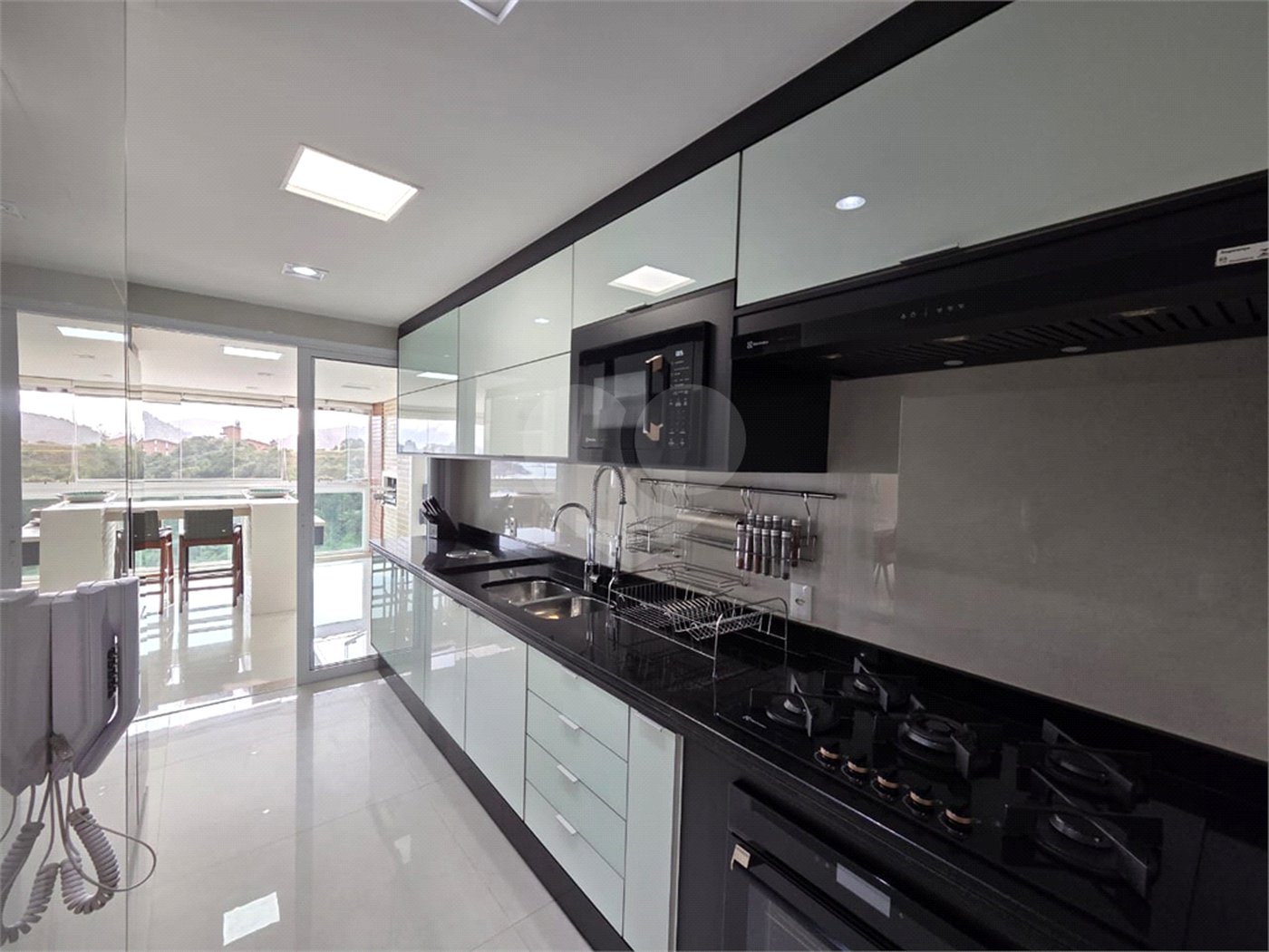 Apartamento à venda com 4 quartos, sendo 2 suítes, em Enseada, Guarujá, SP