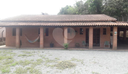 Chácara à venda com 3 quartos, sendo 1 suíte,  em Vale das Flores (canguera), São Roque, SP