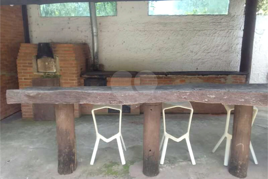 Casa à venda com 6 quartos, sendo 3 suítes, no condomínio Residencial Jardins de Mairiporã I, Mairiporã - SP