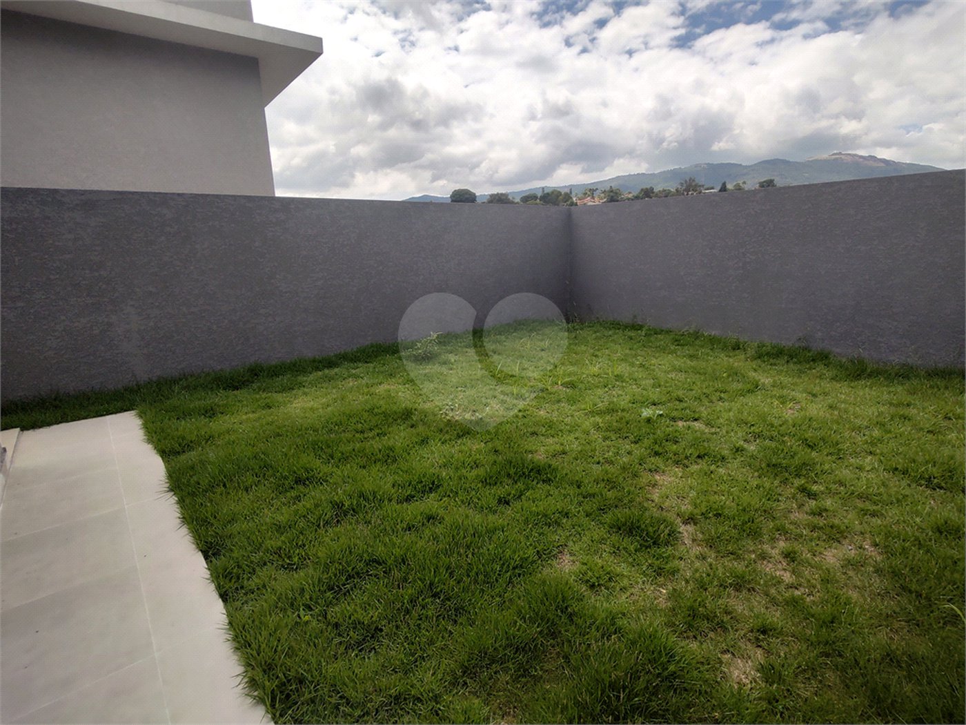 Casa térrea em Atibaia com 3 suítes, sala 2 ambientes, 2 vagas garagem, excelente localização, pronta para morar