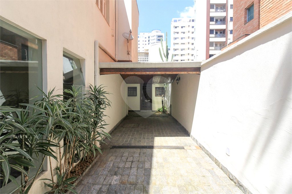 Casa à venda com 3 quartos, sendo 1 suíte, em Indianópolis, São Paulo, SP