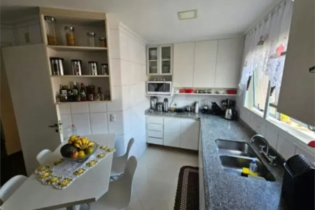 Casa à venda com 3 quartos, sendo 2 suítes, no condomínio Vila Borghese, São Paulo - SP