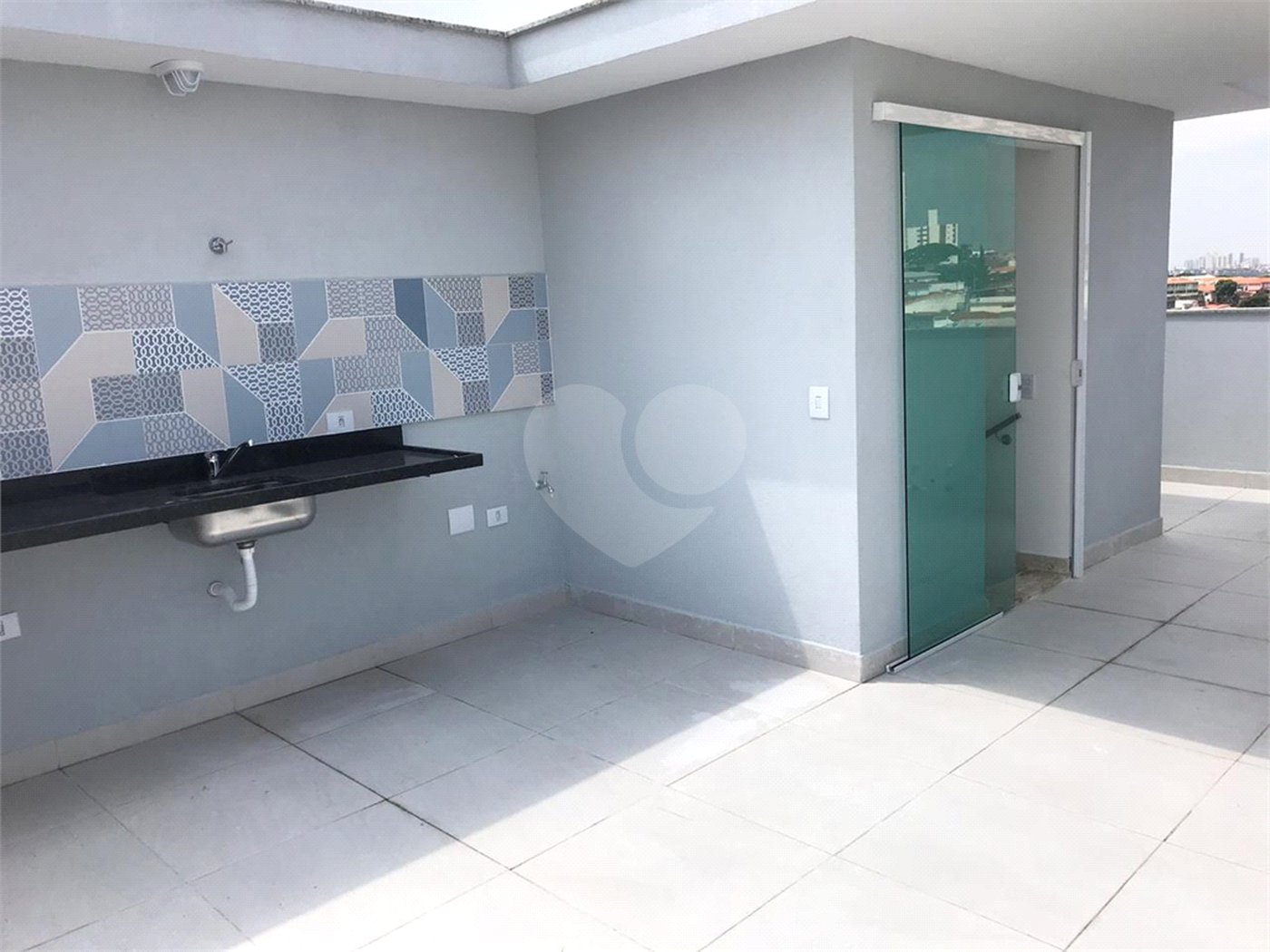 Casa à venda com 3 quartos, sendo 1 suíte, no condomínio Parque Vitória, São Paulo - SP