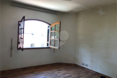 Casa à venda com 4 quartos, sendo 2 suítes,  em Jardim Leonor, São Paulo, SP