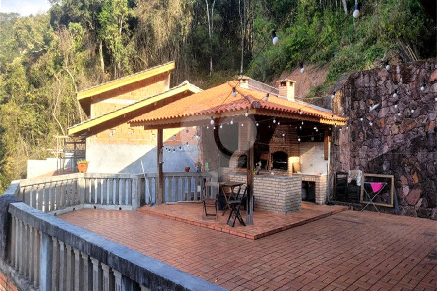 Casa à venda com 4 quartos, sendo 1 suíte, no condomínio Alpes da Cantareira, Mairiporã - SP