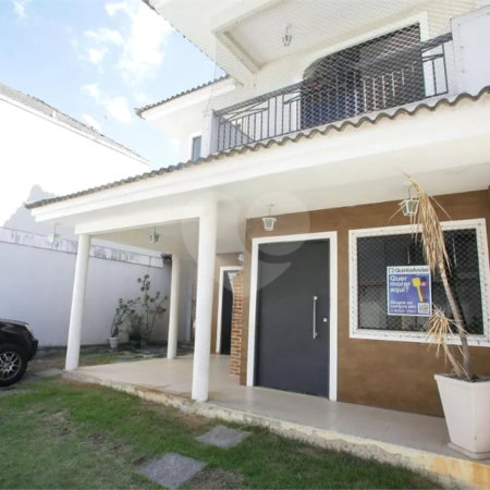 Casa à venda com 4 quartos, sendo 3 suítes, no condomínio Lícia de Alvarenga, Rio de Janeiro - RJ