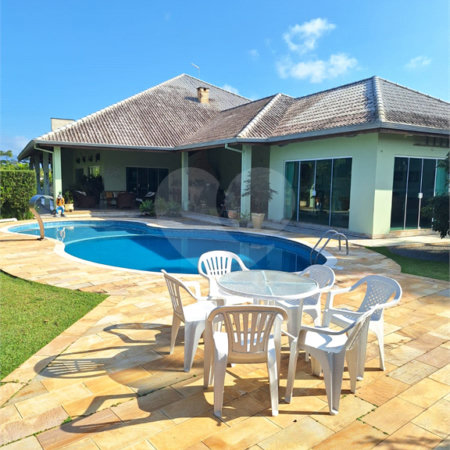Casa à venda com 4 suítes no condomínio Bougainville, Peruíbe - SP