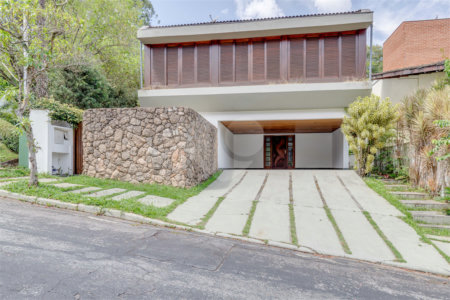 Casa à venda com 5 quartos, sendo 3 suítes, no condomínio Granja do Morumbi, São Paulo - SP