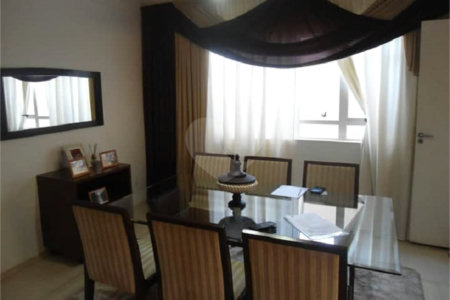 Casa Térrea com dormitórios, sendo 2 suítes.
