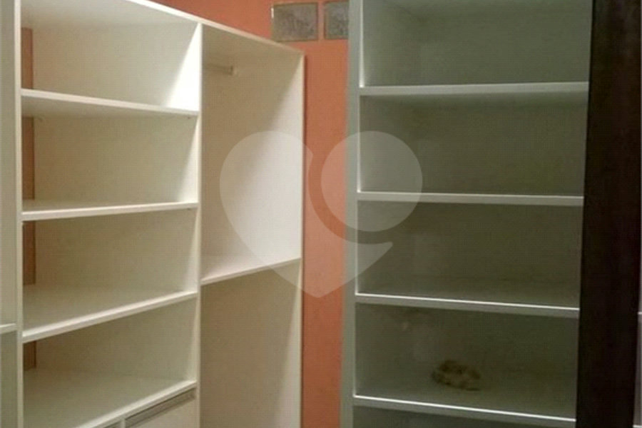 Casa à venda com 4 quartos, sendo 1 suíte, no condomínio Travessa Jacob,38, São Paulo - SP