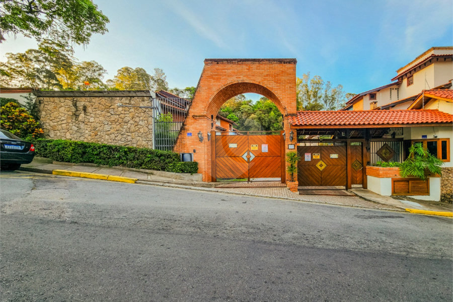 Casa à venda ou para alugar com 4 quartos, sendo 3 suítes,  no condomínio Da Serra, São Paulo - SP