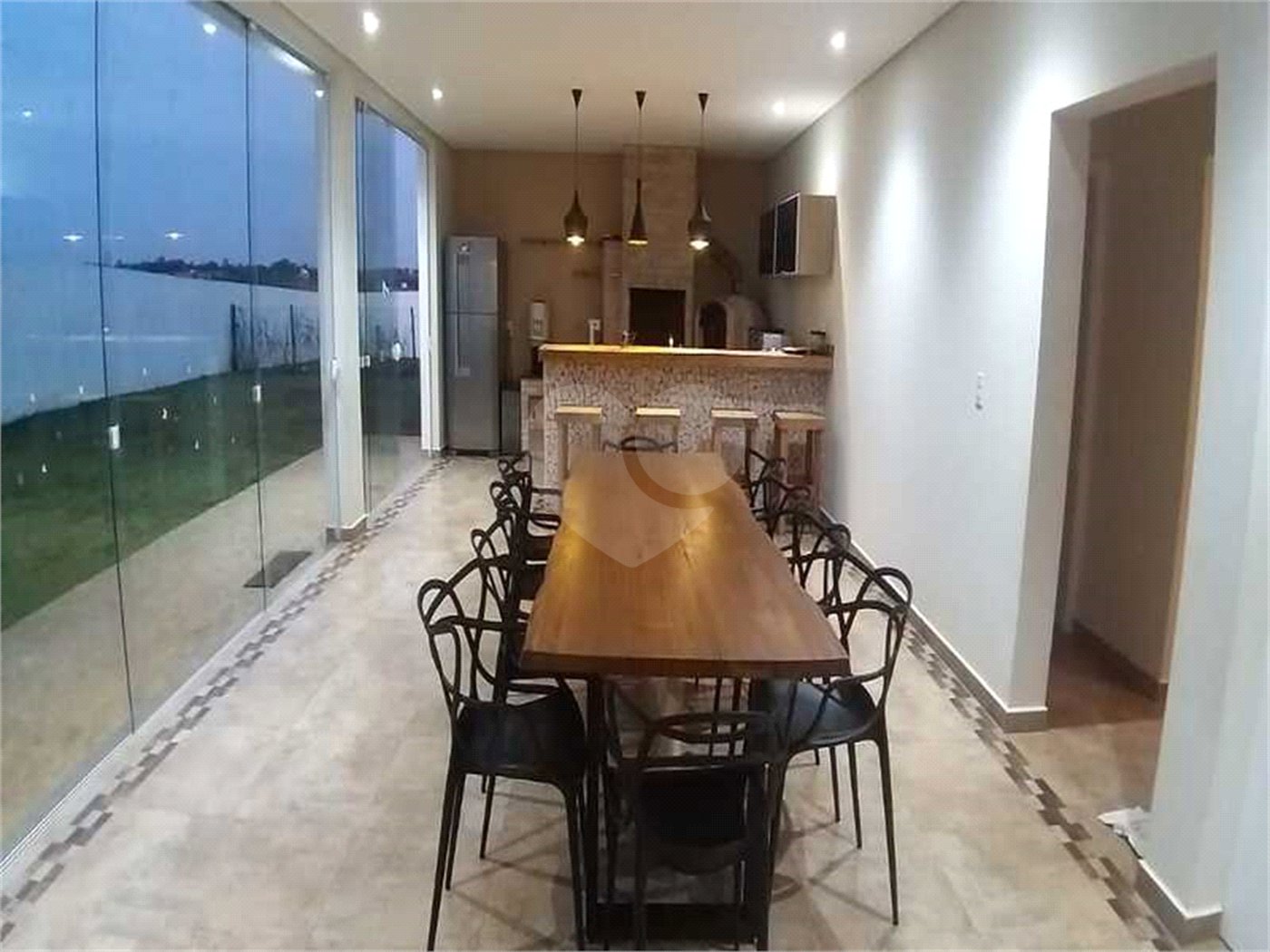 Casa à venda com 5 quartos, sendo 4 suítes, no condomínio Village Saint Charbel, Araçoiaba da Serra - SP