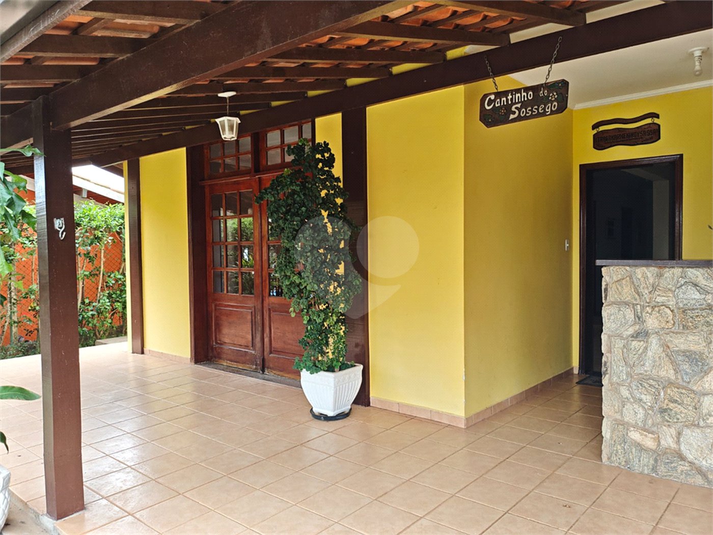 Casa à venda com 4 quartos, sendo 2 suítes,  em Country Residencial Felix, Bom Jesus dos Perdões, SP