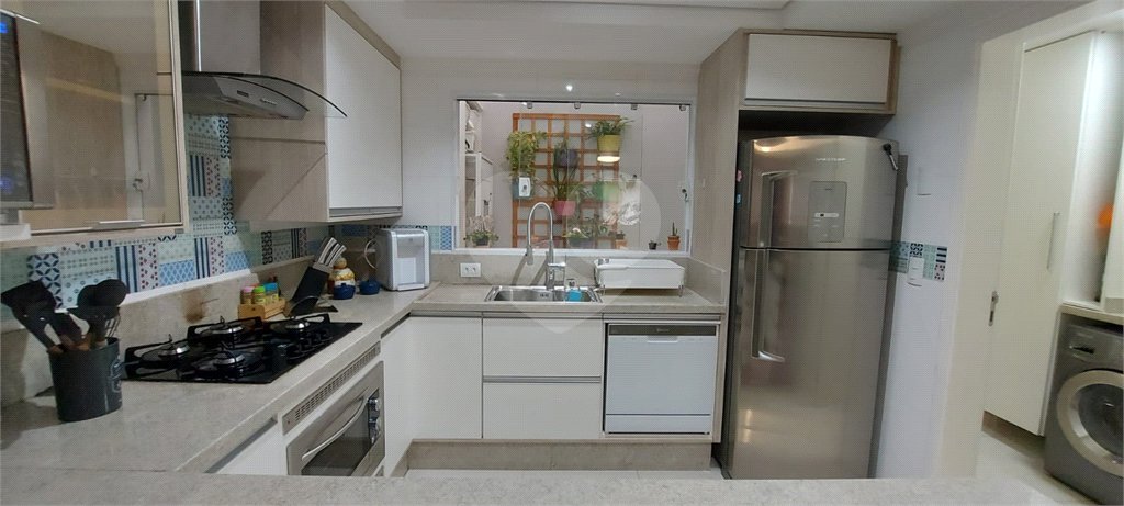 Casa à venda com 3 quartos, sendo 1 suíte, no condomínio Ville Resedá, São Paulo - SP