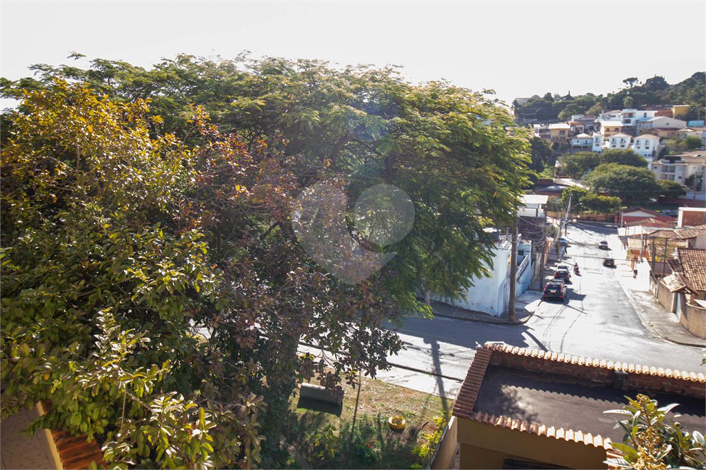 Sobrado à venda com 4 quartos, sendo 1 suíte,  em Vila Aguiar, São Roque, SP