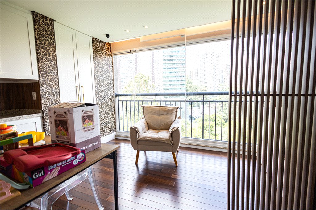 Apartamento à venda com 5 quartos, sendo 4 suítes,  em Parque Reboucas, São Paulo, SP
