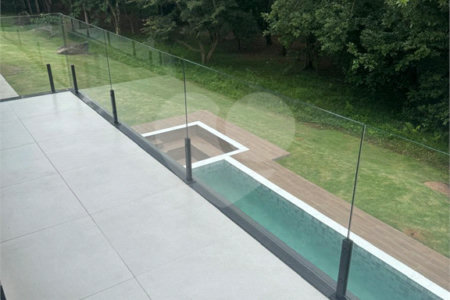 Casa à venda com 4 suítes no condomínio Figueira Garden, Atibaia - SP