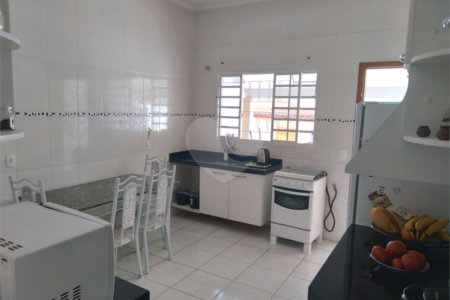 Sobrado espaçoso e bem localizado