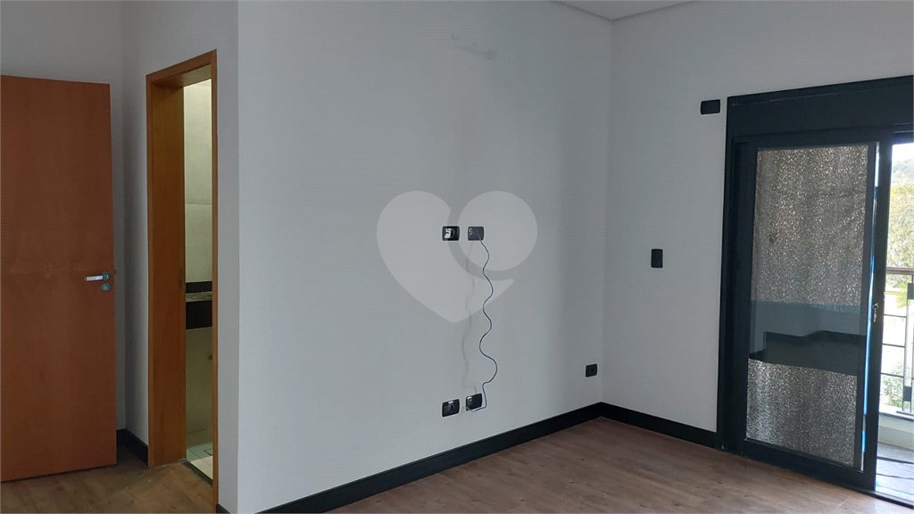 Casa à venda ou para alugar com 5 quartos, sendo 3 suítes, no condomínio Figueira Garden, Atibaia - SP