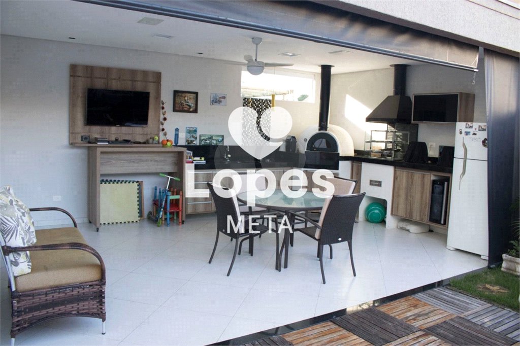 Casa à venda com 3 quartos, sendo 1 suíte, no condomínio Residence Club Villa Branca, Jacareí - SP