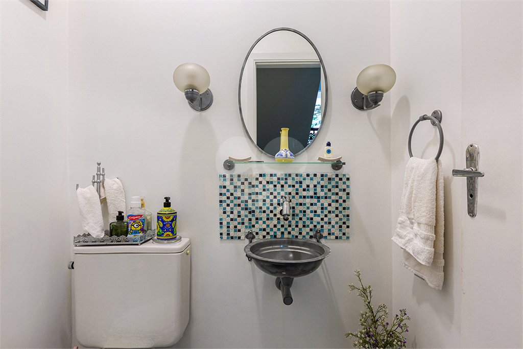 Sobrado à venda com 4 quartos, sendo 2 suítes,  em Vila Madalena, São Paulo, SP