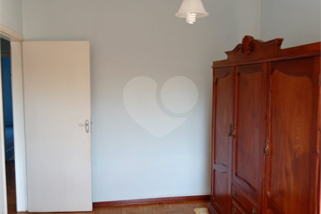 Linda casa no centro com 3 quartos.