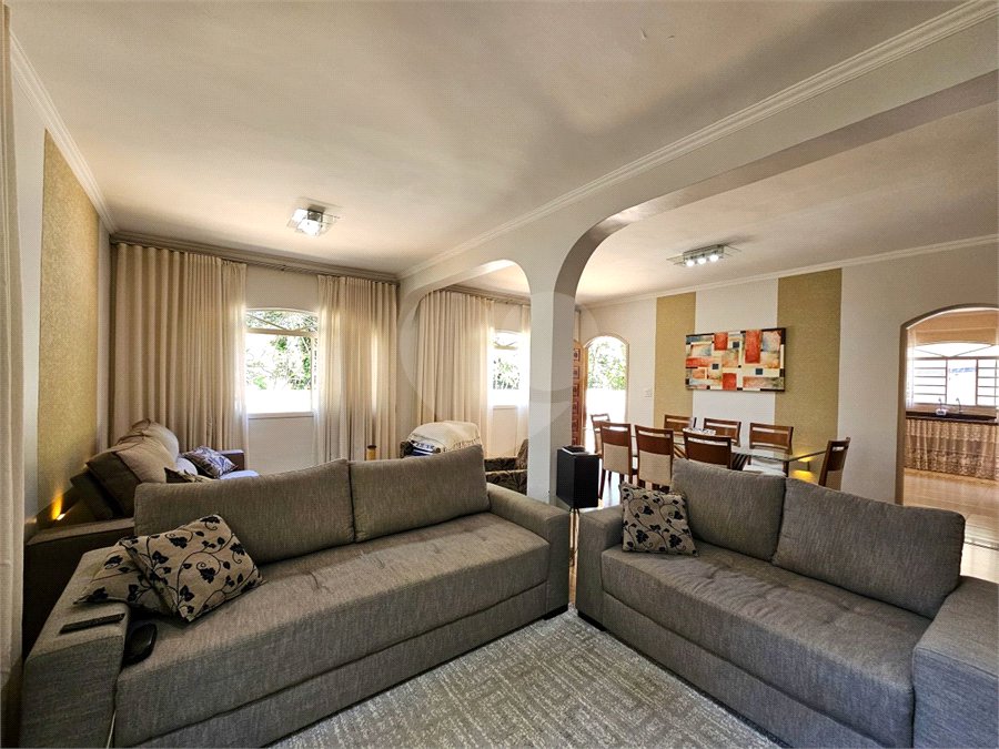 Casa térrea em Atibaia com 3 dormitórios (2 suítes), piscina, espaço gourmet, condomínio fechado