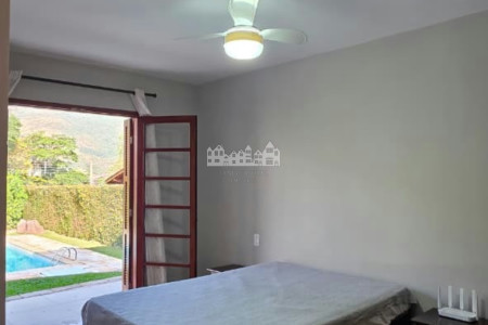 Casa à venda com 4 quartos, sendo 2 suítes, em Vila Petrópolis, Atibaia, SP