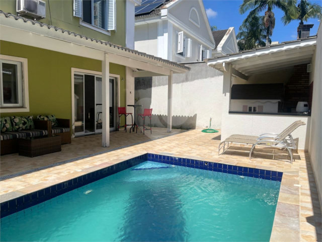 Casa à venda com 4 quartos, sendo 2 suítes,  no condomínio Village Place, São Paulo - SP