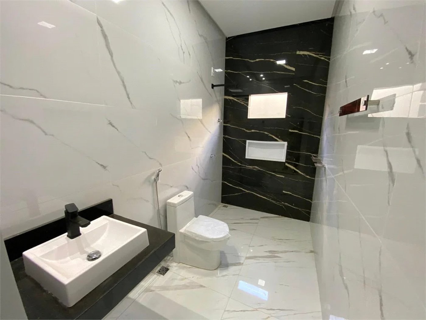Casa à venda com 3 quartos, sendo 1 suíte,  em Eixo Cidade Nova, Balsas, MA