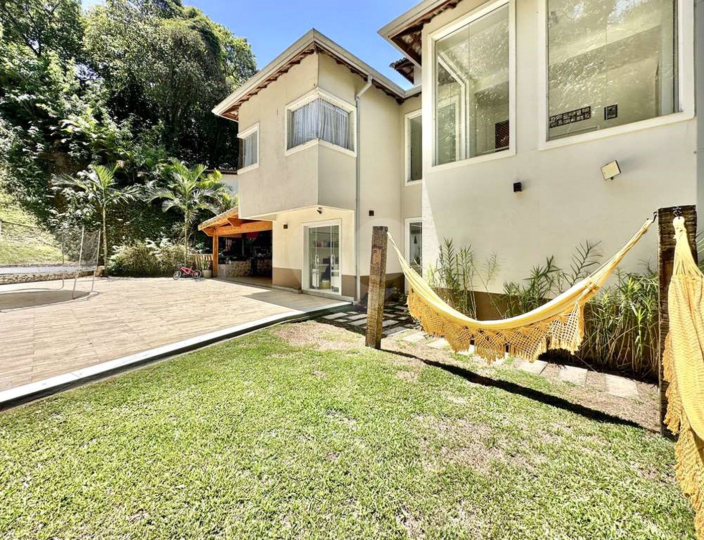 Casa à venda com 4 quartos, sendo 3 suítes, no condomínio Vilarejo, Carapicuíba - SP