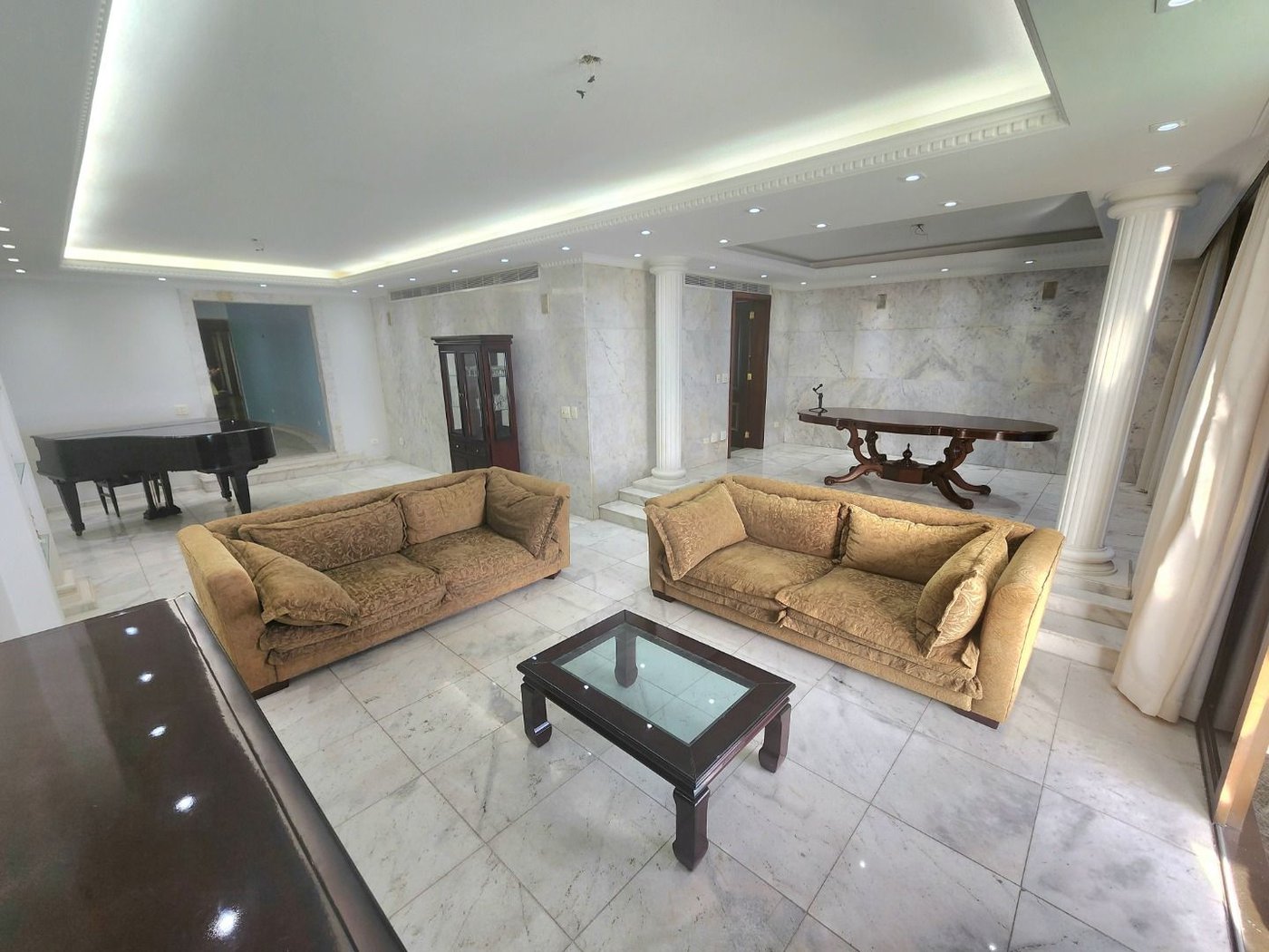 Apartamento Alto Padrão Frente Mar com 4 Dormitórios, 3 Suítes e 3 Vagas na Orla de Santos