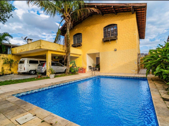 Casa à venda com 3 quartos, sendo 1 suíte,  em Interlagos, São Paulo, SP