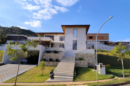 Casa à venda ou para alugar com 4 suítes no condomínio Itaporã, Atibaia - SP