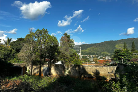 Casa à venda com 4 suítes em Vila Petrópolis, Atibaia, SP